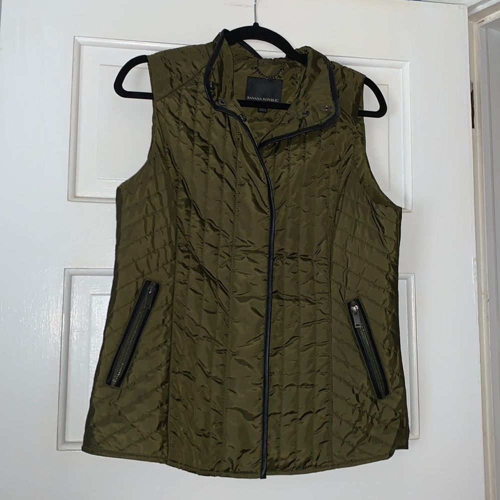 Medium Banana Republic Zip up lightweight olive green Vest